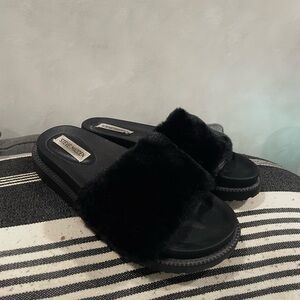 STEVE MADDEN SOPHLYN BLACK FAUX FUR SLIDES (SIZE 8)!